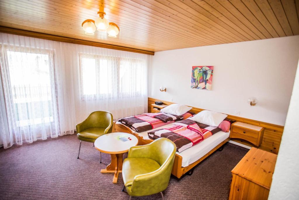 Hotel Derby Fiesch Room photo